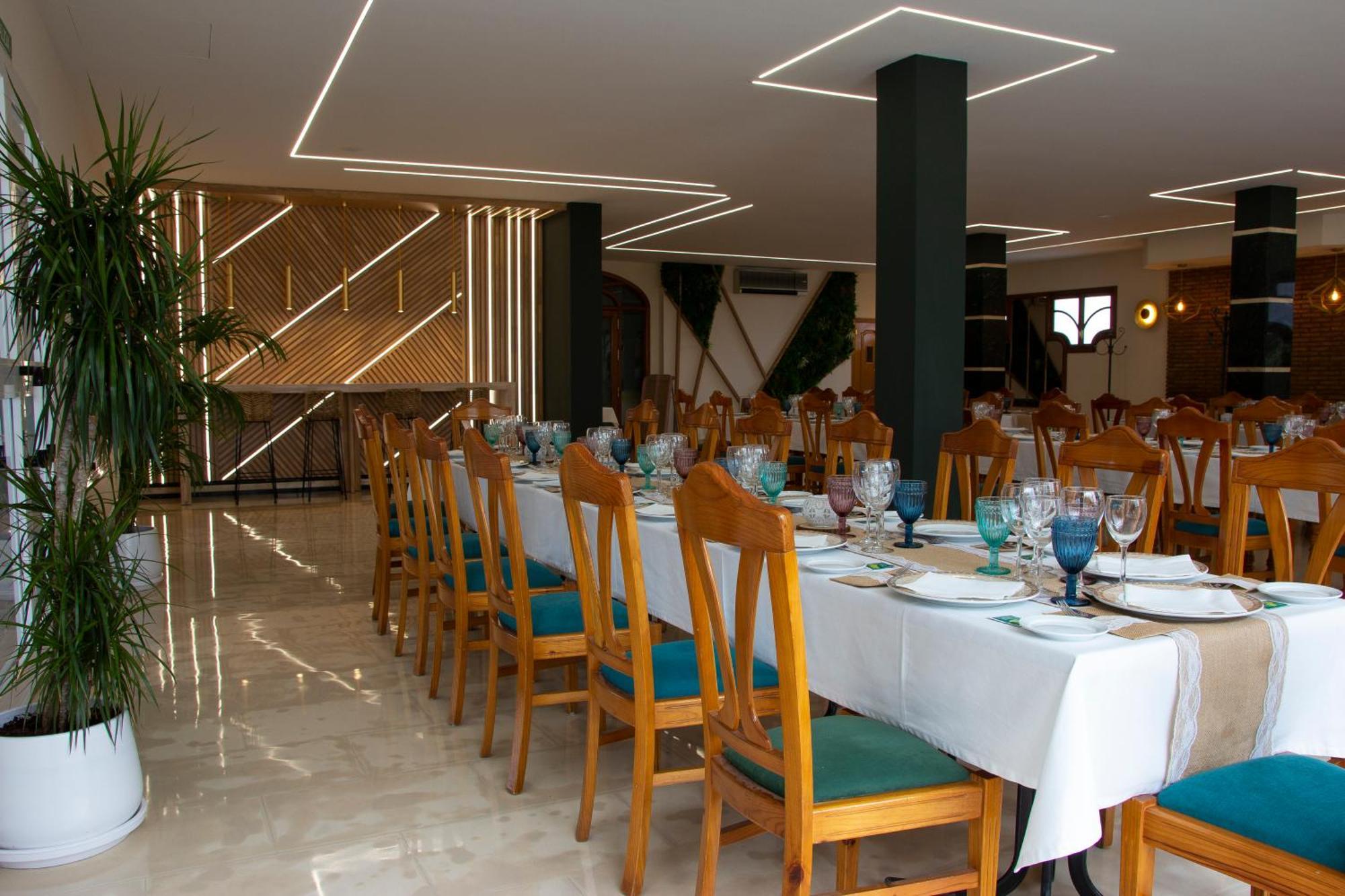 Hostal Restaurante El Cary Montemayor Exterior photo
